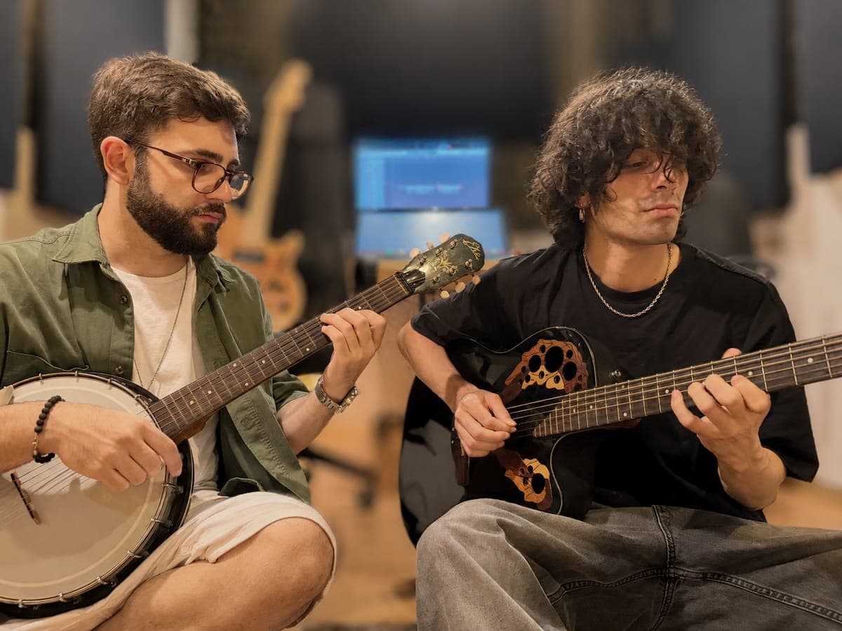 Marco La Testa i Jano Montano tocant a l'estudi