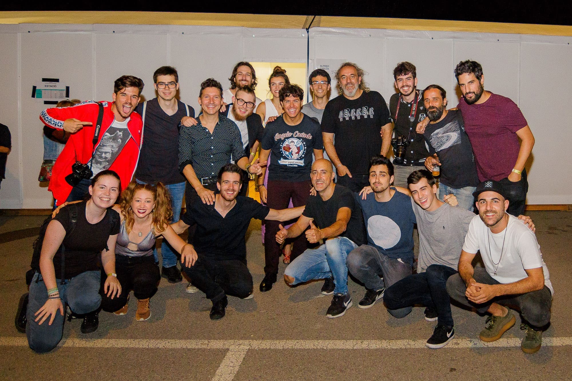 El equipo de la gira, al completo