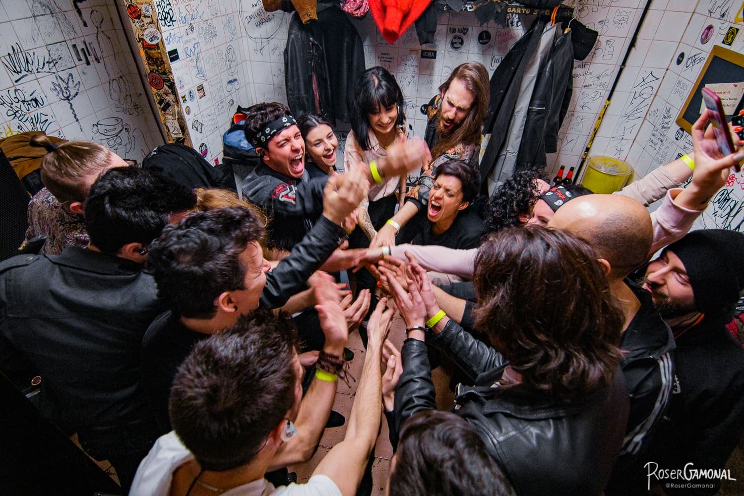 El equipo de la gira juntando las manos en el corro de antes de salir