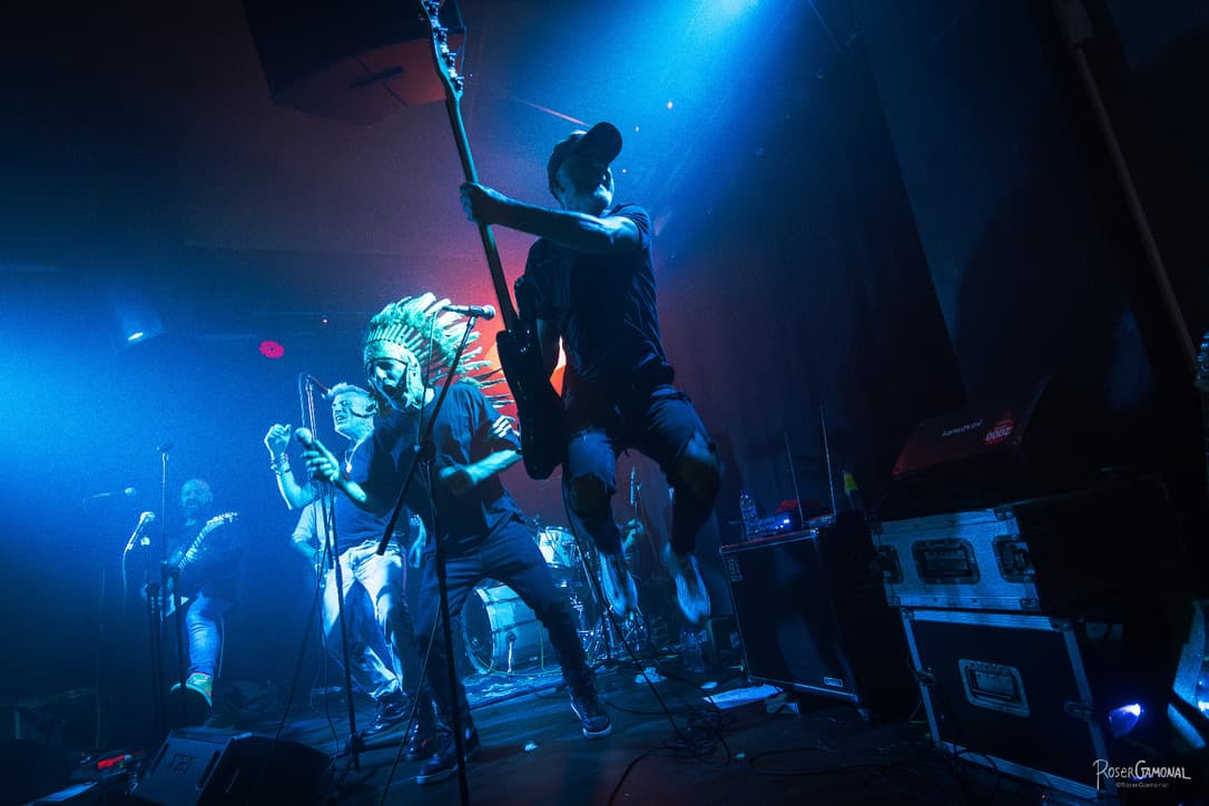 La banda saltando en el escenario durante un concierto
