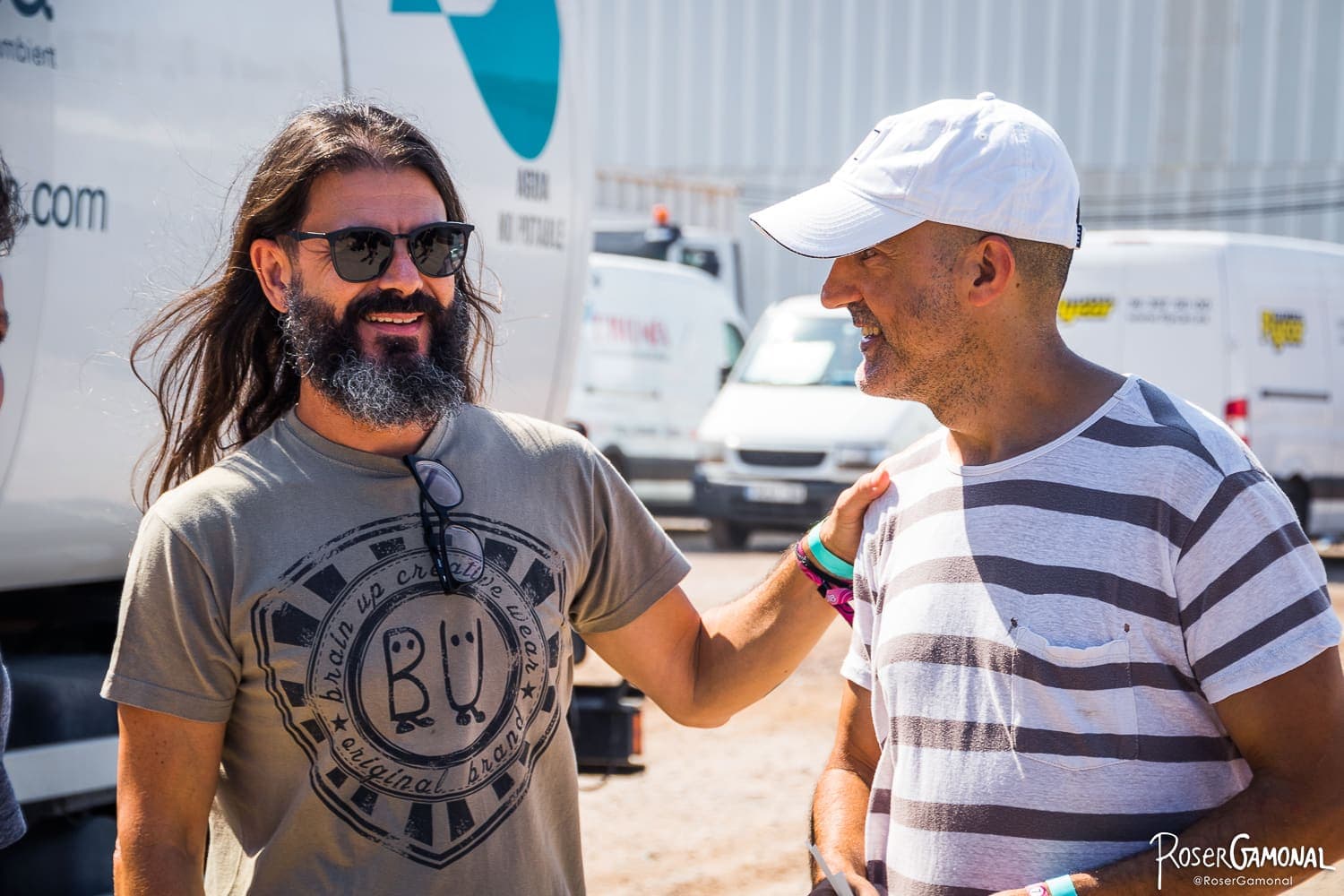 Dani con el batería Serginhio Moreira junto a los camiones de producción